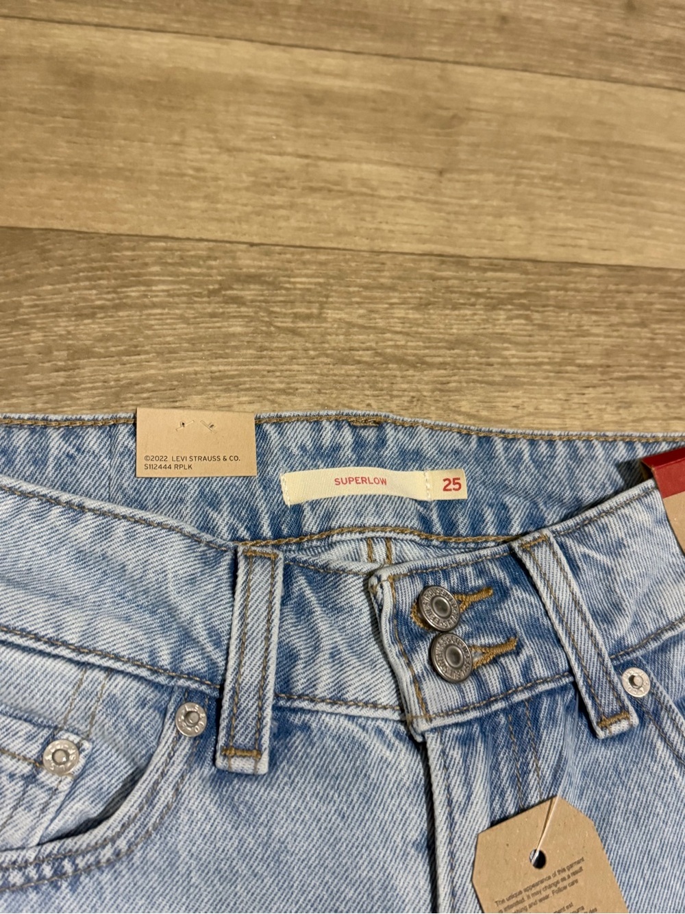 Levi's Women's Low-Rise Superlow Loose Jeans - Abraided Art 25x32 - Picture 4 of 16